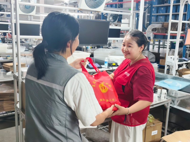 热浪送清凉,关怀润人心|宝时云仓联合泗泾工会慰问高温一线职工
